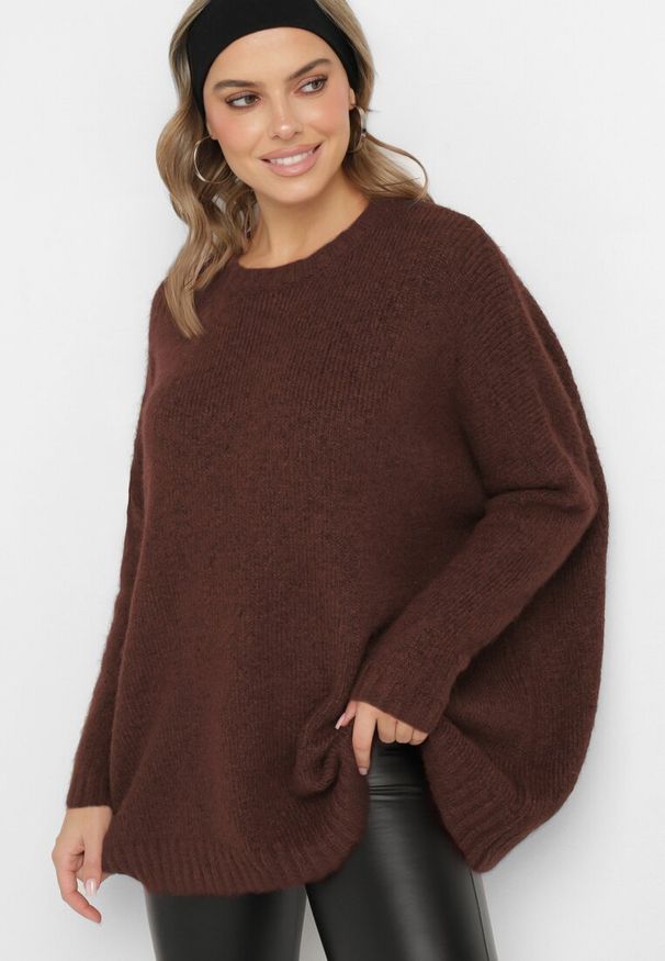 Born2be - Brązowy Klasyczny Sweter o Kroju Oversize Zallelia. Okazja: na co dzień, na spotkanie biznesowe, do pracy. Kolor: brązowy. Materiał: wełna. Długość rękawa: długi rękaw. Długość: długie. Sezon: jesień. Styl: klasyczny