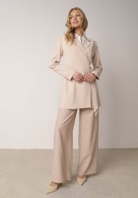 Born2be - Beżowa Kopertowa Sukienka o Kroju Marynarki z Wiązaniem w Talii Neritho. Okazja: na spotkanie biznesowe, do pracy. Kolor: beżowy. Materiał: poliester, elastan. Typ sukienki: kopertowe. Styl: biznesowy, elegancki, klasyczny #2