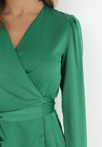 Born2be - Zielona Satynowa Sukienka Kopertowa Missa. Kolor: zielony. Materiał: satyna. Typ sukienki: kopertowe. Długość: mini #4