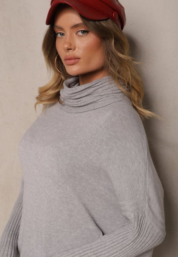 Renee - Jasnoszary Golf z Kieszeniami z Dzianiny z Wiskozą Lannorella. Okazja: na co dzień. Typ kołnierza: golf. Kolor: szary. Materiał: dzianina, wiskoza. Długość rękawa: długi rękaw. Długość: długie. Wzór: aplikacja. Styl: casual
