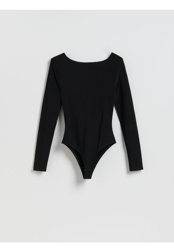 Reserved - Body z głębokim dekoltem - czarny. Kolor: czarny. Materiał: dzianina