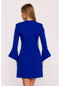 MOE - Elegancka sukienka z szerokimi mankietami dekolt V chabrowa. Okazja: do pracy, na co dzień, na spotkanie biznesowe. Typ kołnierza: dekolt w kształcie V. Kolor: niebieski, czerwony. Materiał: tkanina. Wzór: gładki. Typ sukienki: dopasowane, trapezowe, proste. Styl: elegancki. Długość: mini #4