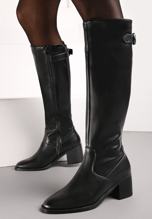 Born2be - Czarne Kozaki na Słupku z Przeszyciami i Paskiem ze Sprzączką Kirina. Okazja: na co dzień. Zapięcie: pasek. Kolor: czarny. Materiał: jeans. Obcas: na słupku. Styl: casual, klasyczny