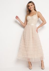 Born2be - Jasnobeżowa Sukienka Maxi na Ramiączkach z Gorsetową Górą i Tiulowymi Falbanami Encartia. Typ kołnierza: dekolt gorset. Kolor: beżowy. Materiał: tiul. Długość rękawa: na ramiączkach. Typ sukienki: gorsetowe. Długość: maxi #1