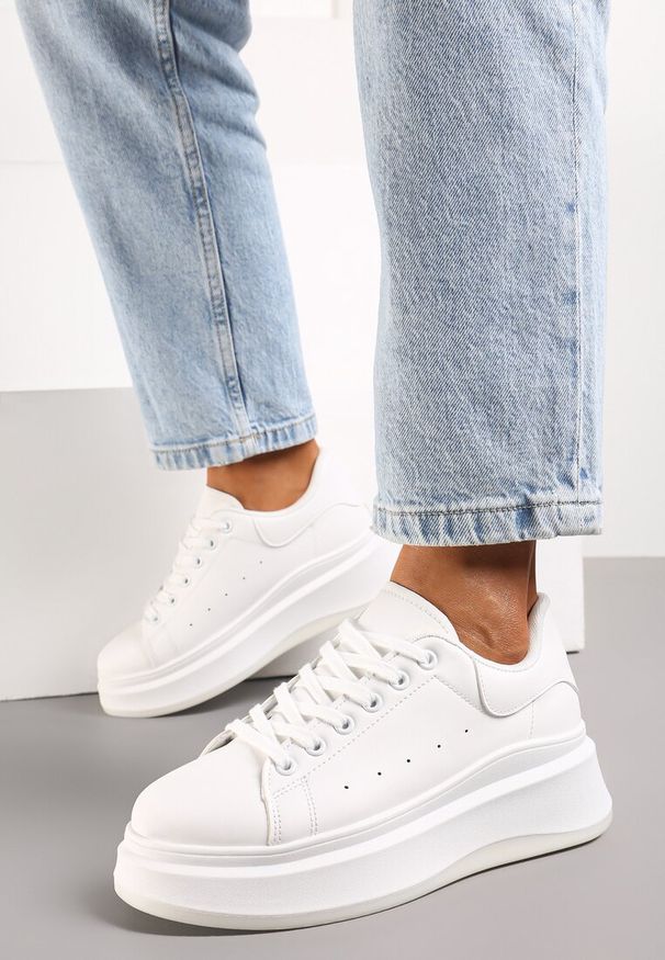 Renee - Białe Sneakersy na Grubej Podeszwie z Perforacją i Ozdobą Gumowym Misiem Aireth. Okazja: na co dzień. Kolor: biały. Materiał: guma. Wzór: aplikacja