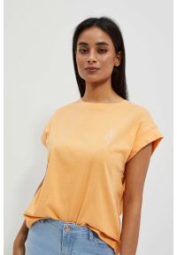 MOODO - T-shirt z nadrukiem i krótkimi rękawami brzoskwiniowy. Kolor: pomarańczowy. Materiał: bawełna. Długość rękawa: krótki rękaw. Długość: krótkie. Wzór: nadruk