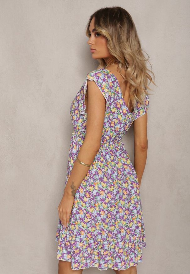 Renee - Fioletowo-Zielona Sukienka z Bawełny z Gumką w Talii i Dekoltem w Serek Delletta. Okazja: na co dzień. Typ kołnierza: dekolt w serek. Kolor: fioletowy. Materiał: bawełna. Długość rękawa: krótki rękaw. Sezon: wiosna, lato. Typ sukienki: kopertowe. Styl: casual