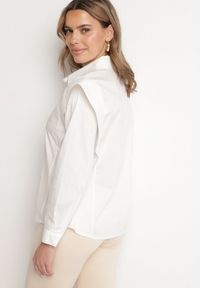 Born2be - Biała Bawełniana Koszula z Ozdobnymi Ramionami Teladoria. Okazja: na co dzień. Kolor: biały. Materiał: bawełna. Styl: elegancki, casual #4