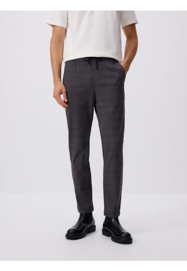 Reserved - Spodnie slim fit w kratę - ciemnoszary. Kolor: szary. Materiał: wiskoza, bawełna