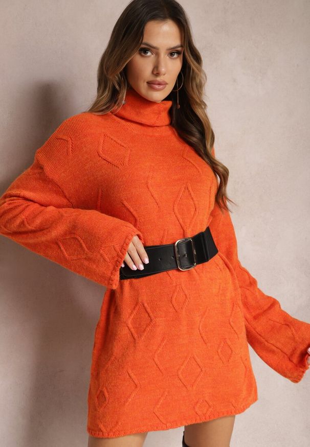 Renee - Pomarańczowy Golf o Wydłużonym Kroju w Romby Hennsa. Okazja: na co dzień. Typ kołnierza: golf. Kolor: pomarańczowy. Materiał: jeans. Styl: casual