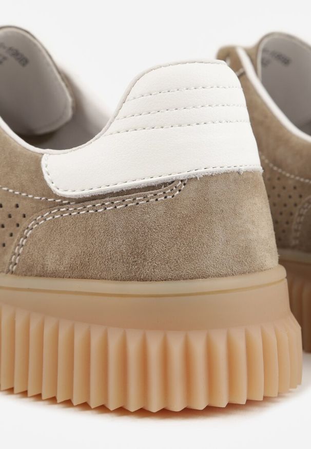 Renee - Ciemnobeżowe Sneakersy Typu Tenisówki z Zamszu Naturalnego Ozdobione Paskami Tarinella. Okazja: na co dzień. Zapięcie: pasek. Kolor: beżowy. Materiał: zamsz. Wzór: aplikacja