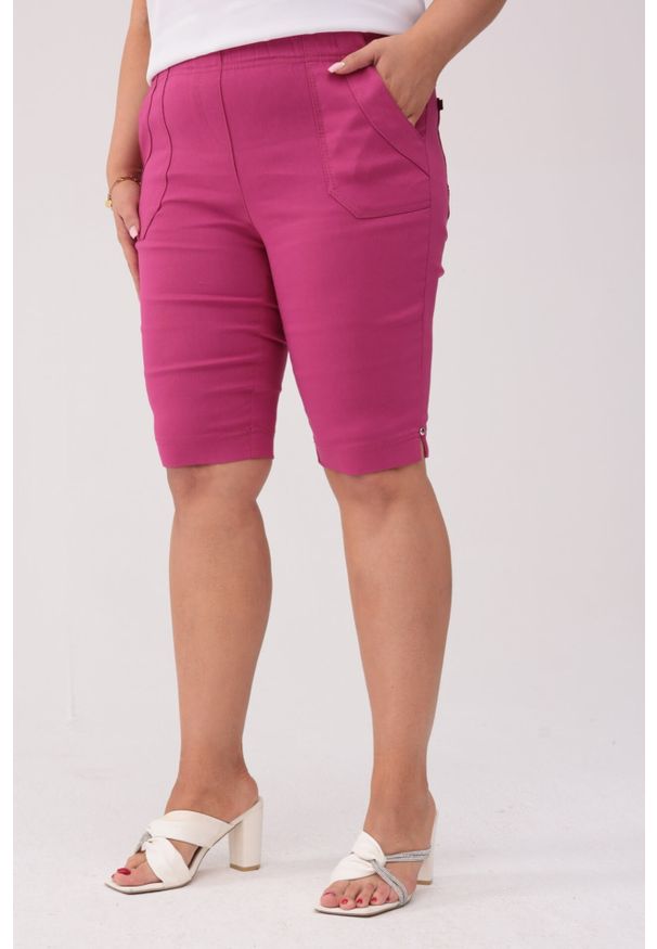 Nasi partnerzy - Komfortowe amarantowe spodnie bermudy PLUS SIZE XXL OVERSIZE. Kolekcja: plus size. Kolor: różowy. Materiał: tkanina, poliester, elastan, wiskoza, włókno. Długość: krótkie