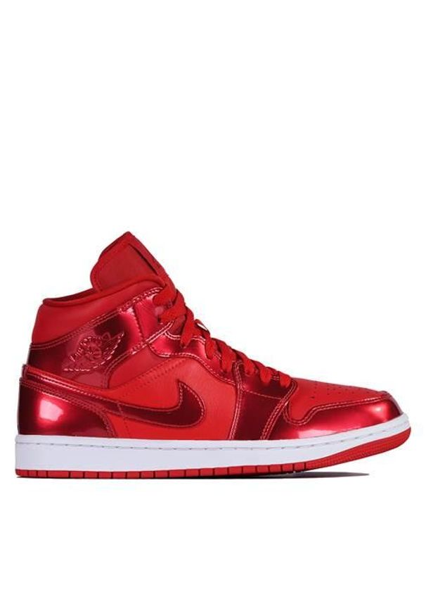 Buty do chodzenia damskie Nike Air Jordan 1 Retro. Kolor: czerwony, wielokolorowy. Materiał: materiał, skóra. Szerokość cholewki: normalna. Model: Nike Air Jordan. Sport: turystyka piesza