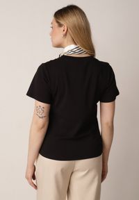 Born2be - Czarny Bawełniany T-shirt z Satynową Apaszką Cloud. Okazja: do pracy, na co dzień. Kolor: czarny. Materiał: bawełna, satyna. Styl: elegancki, casual #5