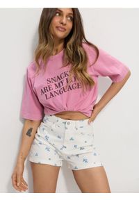 Sinsay - Szorty jeansowe mom high waist w kwiatki - kremowy. Stan: podwyższony. Kolor: kremowy. Materiał: jeans. Wzór: kwiaty #1