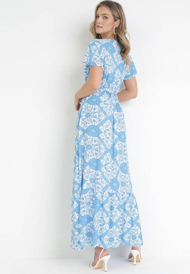 Born2be - Niebieska Rozkloszowana Sukienka Maxi z Wiązanym Paskiem Aziza. Typ kołnierza: dekolt kopertowy. Kolor: niebieski. Materiał: bawełna, tkanina. Typ sukienki: kopertowe. Długość: maxi