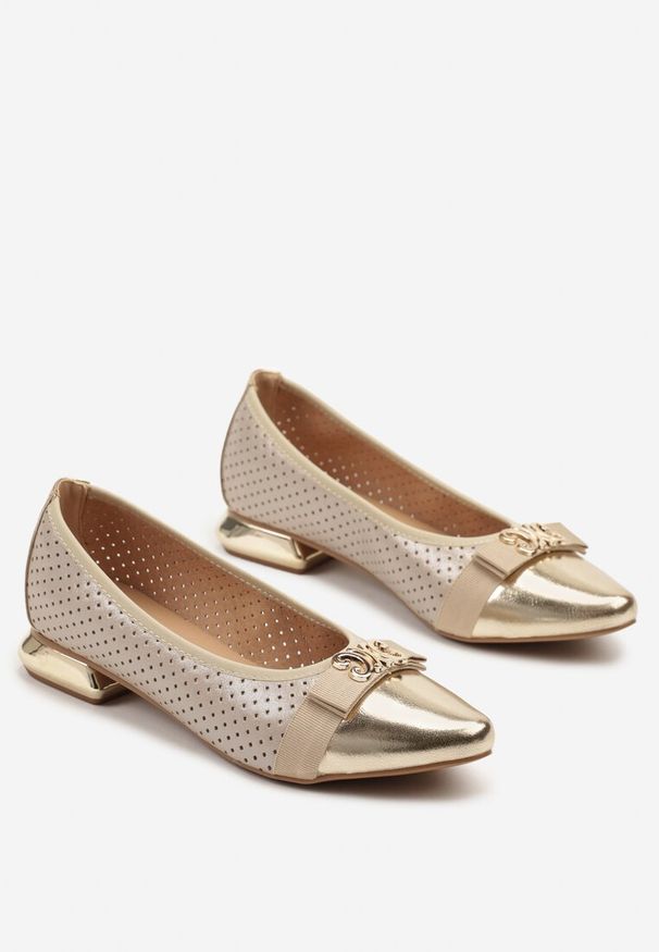 Born2be - Beżowe Ażurowe Czółenka na Metalicznym Niskim Obcasie Zdobione Kokardą Liselira. Okazja: na co dzień. Nosek buta: szpiczasty. Kolor: beżowy. Wzór: ażurowy, aplikacja. Materiał: skóra, jeans. Sezon: wiosna, lato. Obcas: na obcasie. Styl: casual, elegancki. Wysokość obcasa: niski