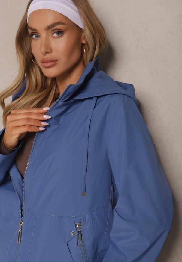 Renee - Niebieska Kurtka w Stylu Wiatrówki z Odpinanym Kapturem Ndivena. Okazja: na co dzień, na spacer. Kolor: niebieski. Materiał: jeans. Styl: sportowy, casual