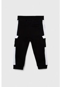 Guess spodnie dresowe bawełniane dziecięce kolor czarny wzorzyste. Stan: podwyższony. Kolor: czarny. Materiał: bawełna, dresówka #2