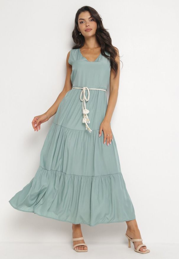 Born2be - Zielona Rozkloszowana Sukienka Maxi z Plecionym Sznurkiem w Talii Ralica. Typ kołnierza: kołnierz z falbankami. Kolor: zielony. Długość: maxi
