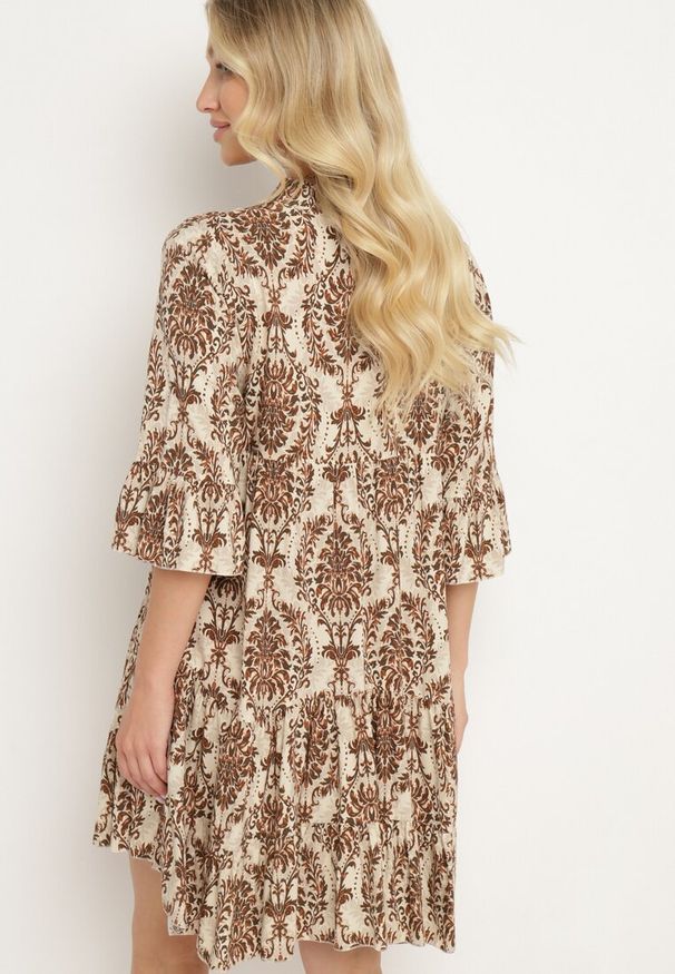 Born2be - Brązowo-Beżowa Bawełniana Rozkloszowana Sukienka z Falbankami Miloa. Typ kołnierza: kołnierz z falbankami. Kolor: brązowy. Materiał: bawełna. Typ sukienki: rozkloszowane