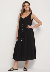 Born2be - Czarna Wiskozowa Sukienka o Rozkloszowanym Kroju z Guzikami Natesana. Okazja: na spacer, na co dzień. Kolor: czarny. Materiał: wiskoza. Typ sukienki: proste. Styl: casual #5