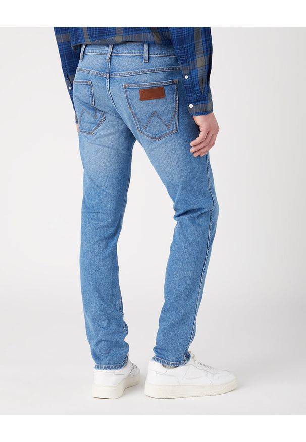 Wrangler - WRANGLER BRYSON MĘSKIE SPODNIE JEANSOWE HALT W14XHN310. Okazja: na co dzień. Stan: obniżony. Wzór: ze splotem. Styl: klasyczny, casual, rockowy, elegancki