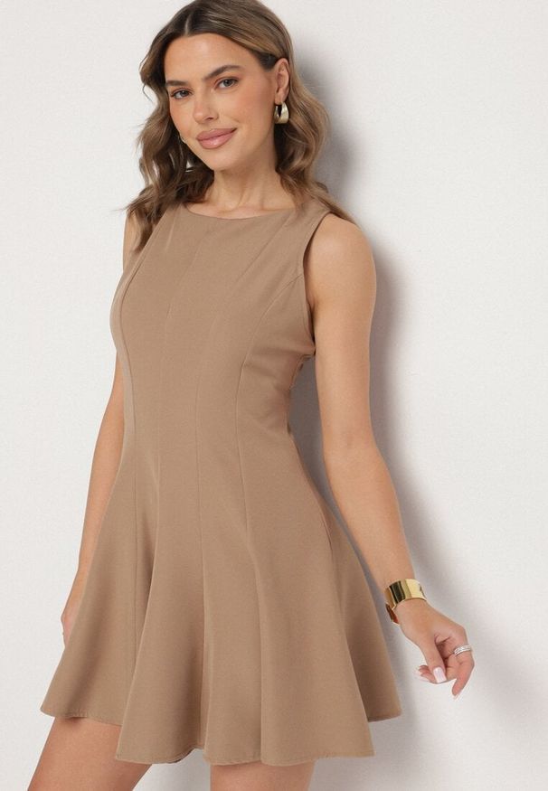 Born2be - Brązowa Rozkloszowana Sukienka Ozdobiona Przeszyciami Evinini. Kolor: brązowy. Wzór: aplikacja. Styl: klasyczny, elegancki