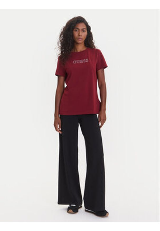 Guess T-Shirt V3BI11 J1314 Bordowy Regular Fit. Kolor: czerwony. Materiał: bawełna
