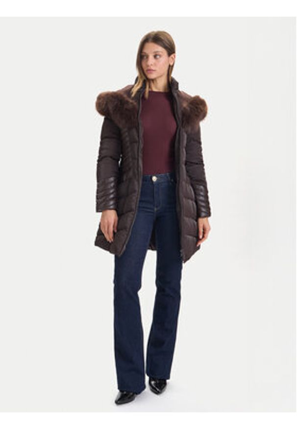 Guess Kurtka zimowa W4BL61 WGLZ0 Brązowy Slim Fit. Kolor: brązowy. Materiał: syntetyk. Sezon: zima