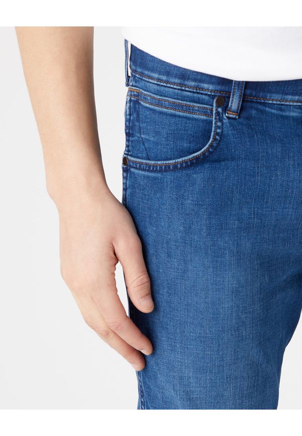Wrangler - WRANGLER GREENSBORO MĘSKIE SPODNIE JEANSOWE THE FUTURE W15QCS27A 112320123