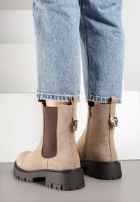 Born2be - Ciemnobeżowe Botki Sztyblety z Metaliczną Aplikacją z Tyłu Naluneia. Okazja: na co dzień. Kolor: beżowy. Materiał: jeans, skóra. Wzór: aplikacja. Styl: casual #3