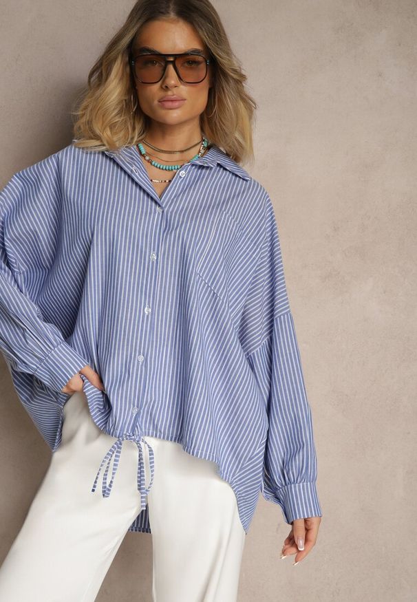 Renee - Niebieska Koszula z Bawełny o Kroju Oversize w Prążki ze Ściągaczem w Pasie Neoritia. Okazja: do pracy. Kolor: niebieski. Materiał: bawełna. Wzór: prążki. Styl: elegancki