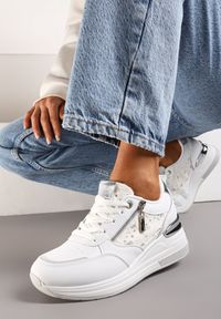 Born2be - Biało-Srebrne Sneakersy na Koturnie z Metaliczną Wstawką i Suwakiem Dalinxa. Okazja: na co dzień. Nosek buta: okrągły. Kolor: biały. Materiał: jeans. Wzór: aplikacja. Obcas: na koturnie #4
