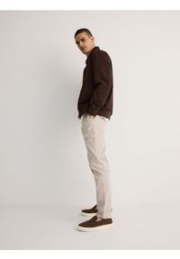 Reserved - Spodnie chino slim fit - beżowy. Kolor: beżowy. Materiał: tkanina. Wzór: gładki #1