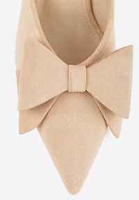 Renee - Beżowe Klapki Mule na Szpilce z Kokardką Kimoseis. Nosek buta: otwarty. Kolor: beżowy. Materiał: zamsz, skóra. Wzór: aplikacja. Sezon: lato. Obcas: na szpilce. Wysokość obcasa: średni #7