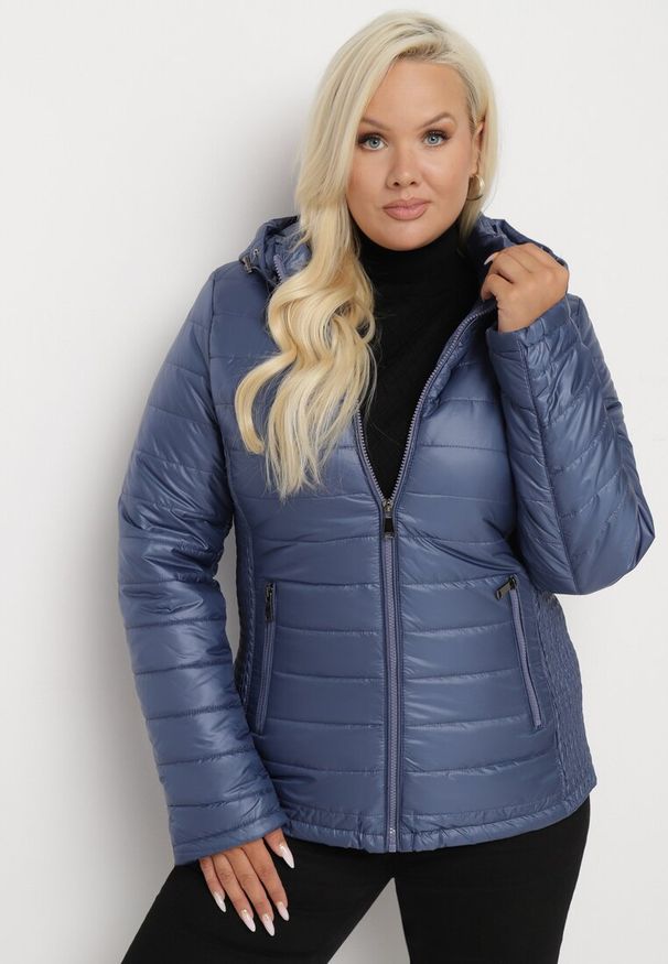 Born2be - Granatowa Pikowana Kurtka z Opinanym Kapturem i Wstawkami z Gumek Terilinde. Okazja: na co dzień. Kolor: niebieski. Styl: elegancki, casual