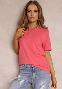 Renee - Różowy T-shirt Purple. Kolekcja: plus size. Kolor: różowy. Materiał: bawełna, tkanina. Długość rękawa: krótki rękaw. Długość: krótkie. Wzór: gładki, jednolity, aplikacja. Styl: klasyczny