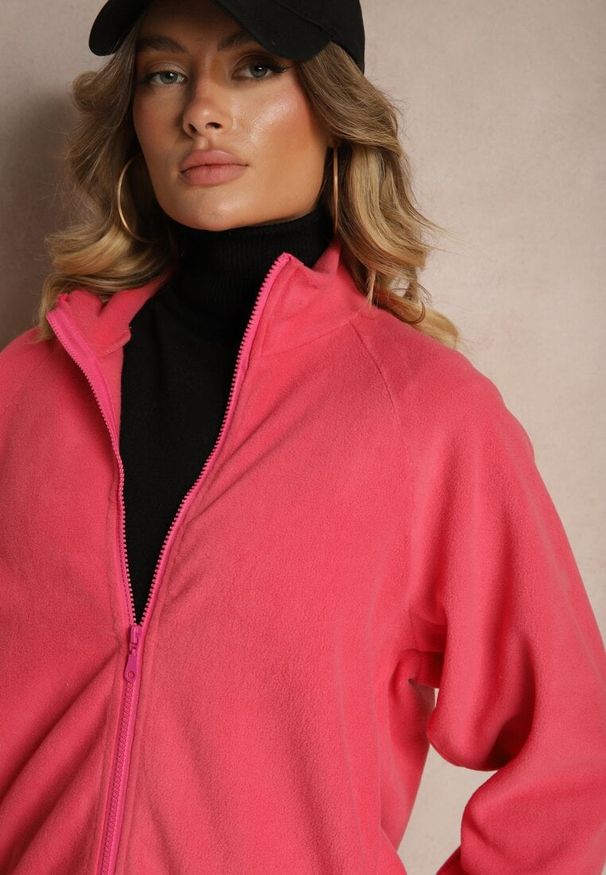 Renee - Różowa Bluza z Zapięciem na Suwak Kieszeniami i Stójką Esandria. Okazja: na co dzień. Typ kołnierza: kołnierzyk stójkowy. Kolor: różowy. Materiał: jeans. Styl: casual, klasyczny