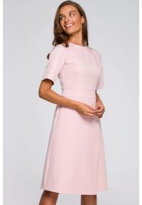 Stylove - Sukienka elegancka trapezowa różowa wizytowa. Okazja: na spotkanie biznesowe, do pracy, na komunię. Kolor: różowy. Typ sukienki: trapezowe, asymetryczne. Styl: elegancki, wizytowy #4