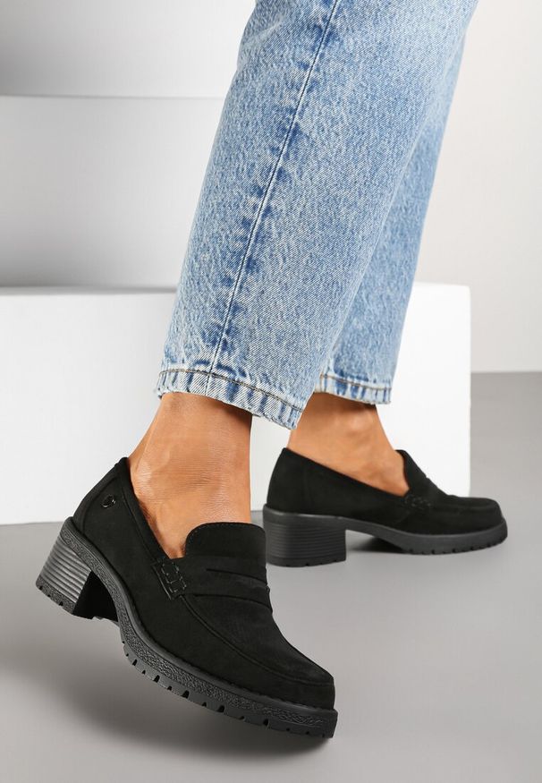 Renee - Czarne Półbuty Mokasyny na Słupku Ozdobione Paskiem Lorinnara. Okazja: na co dzień. Zapięcie: pasek. Kolor: czarny. Materiał: jeans. Wzór: aplikacja. Obcas: na słupku. Styl: elegancki, casual