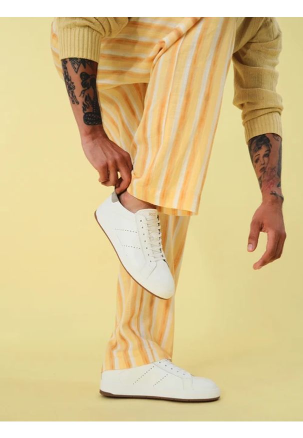 Ryłko - Białe półbuty sportowe na dwukolorowym spodzie. Kolor: biały. Materiał: skóra. Szerokość cholewki: normalna. Styl: sportowy