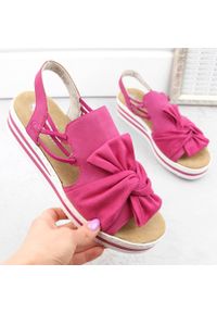 Komfortowe sandały damskie na platformie wsuwane fuksja Rieker V0256-31 różowe. Zapięcie: bez zapięcia. Kolor: różowy. Obcas: na platformie #7