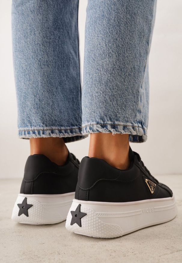 Renee - Czarne Chunky Sneakersy VICES na Platformie z Ozdobą w Kształcie Gwiazdki Anatale. Okazja: na co dzień. Kolor: czarny. Wzór: aplikacja. Obcas: na platformie