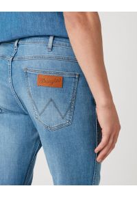 Wrangler - MĘSKIE SPODNIE JEANSOWE WRANGLER GREENSBORO LIGHT STRIKE W15QQ148S