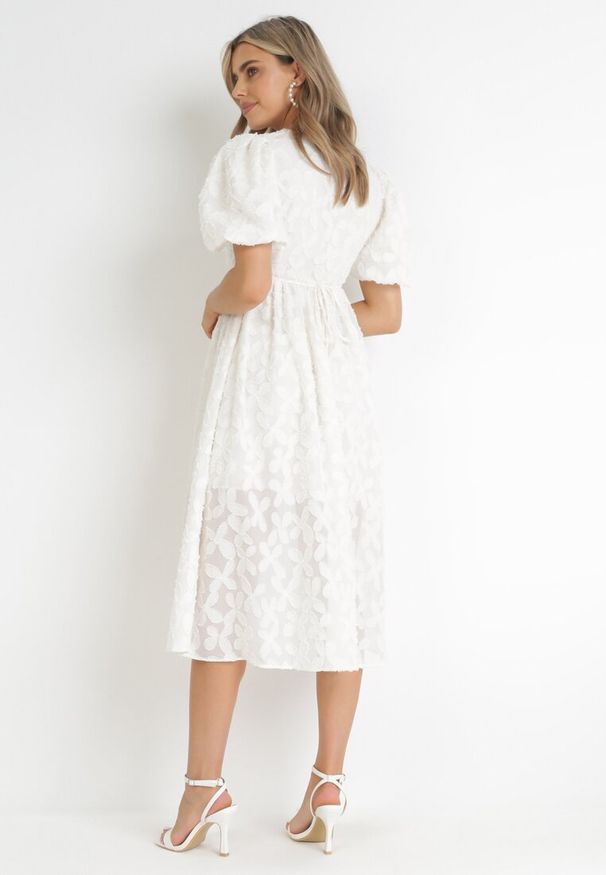 Born2be - Jasnobeżowa Rozkloszowana Sukienka z Wiskozy z Bufiastymi Rękawami Devisana. Kolor: beżowy. Materiał: wiskoza. Sezon: lato. Styl: boho, elegancki