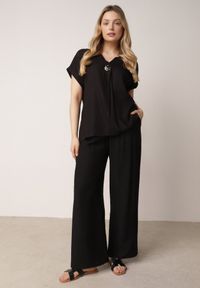 Born2be - Czarna Nietoperzowa Bluzka z Krótkim Rękawem z Lnem i Wiskozą Isirtila. Okazja: do pracy, na co dzień. Kolor: czarny. Materiał: wiskoza, len. Długość rękawa: krótki rękaw. Długość: krótkie. Sezon: lato. Styl: elegancki, klasyczny, casual #8