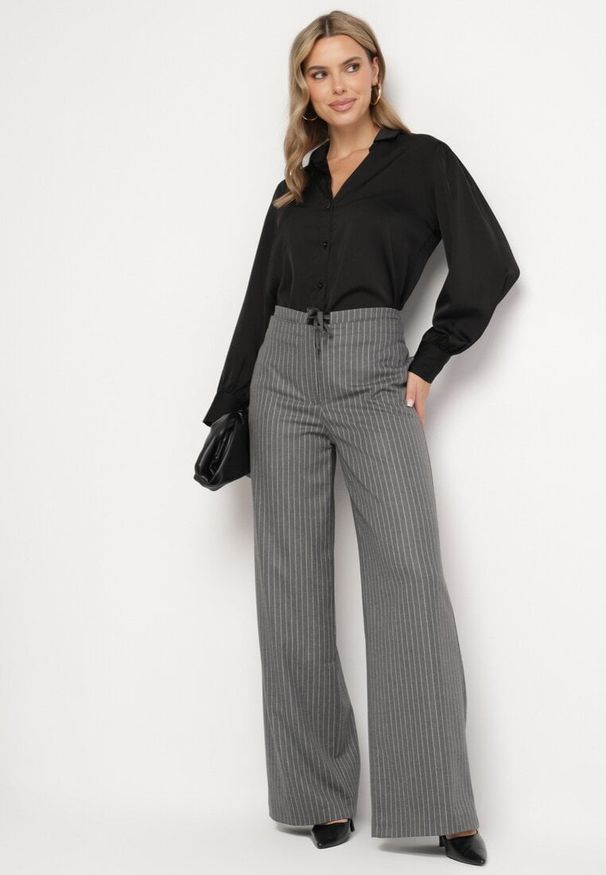 Born2be - Ciemnoszare Spodnie Garniturowe z Wiskozą z Kieszeniami i Wiązaniem Sevitha. Okazja: na co dzień. Kolor: szary. Materiał: wiskoza. Styl: klasyczny, casual, elegancki