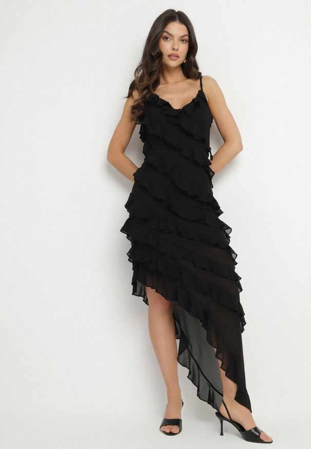 Born2be - Czarna Asymetryczna Sukienka Ozdobiona Falbankami Linariela. Typ kołnierza: kołnierz z falbankami. Kolor: czarny. Długość rękawa: na ramiączkach. Wzór: aplikacja. Typ sukienki: asymetryczne. Styl: elegancki