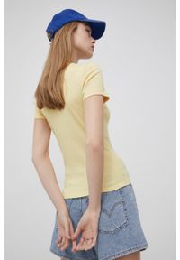 Levi's® - Levi's t-shirt bawełniany kolor żółty. Okazja: na spotkanie biznesowe. Kolor: żółty. Materiał: bawełna. Wzór: aplikacja. Styl: biznesowy